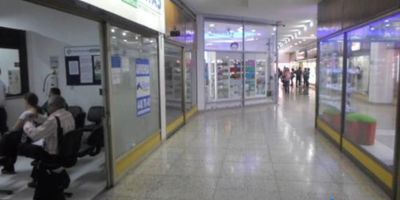 Venta Medellin Local Centro, esquinero, en primer piso, en Pasaje Comercial, con un área de 102 m2 aproximadamente, espacio abierto, estrato comercial, piso 1 de 60.4 m2, y un sótano de 41.5 m2, cocineta, baño, pisos en cerámica, luces led. Cerca de la Av. La Playa. Buen Transporte Publico.