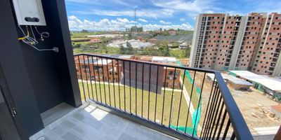 Apartamento para estrenar en excelente sector residencial, con ubicacion estrategica que ofrece acceso rapido a vias principales, transporte publico, centros comerciales, colegios y servicios esenciales. El conjunto cuenta con vigilancia 24 horas, zonas comunes, areas verdes y espacios para compartir en familia. Disfruta de un entorno moderno, seguro y con alta valorizacion. Ideal para vivir Que esperas para agendar tu visita y conocer tu nuevo hogar?