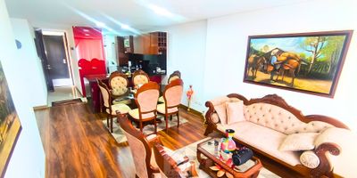 Se VENDE exclusivo APARTAMENTO  en excelente zona residencial, ideal para quienes buscan tranquilidad y modernidad, no dejes pasar esta oportunidad de vivir en un espacio diseñado para tu confort lejos de la contaminación y el ruido de la capital alrededor en la Av. Chilacos de Chía, Cundinamarca.

El PH cuenta con una excelente distribución de sus 98 metros cuadrados, al ingresar, se encuentra una amplia sala comedor que conecta con una terraza privada única en el conjunto de 15 M2; Cocina abierta, equipada con despensas, horno y extractor, además, una zona de lavandería, y un calentador en la terraza mencionada lo que garantiza comodidad.

El área privada ofrece tres habitaciones con armarios diseñadas para aprovechar cada espacio al máximo. La habitación principal con baño privado y un amplio walking closet, se dispone en total de dos baños modernos y acabados de excelente calidad.

Se obsequia nevecón, lavadora y secadora, más información al 311 I 478 I 8201, Alexandra López.