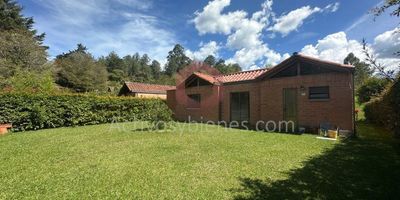 Arriendo casa finca en el Retiro, 500 mts de lote, 136 construidos y 6500 mts de zona verde común, 2 alcobas, y dos espacios  que se pueden adecuar como alcobas,  3 baños,  2 closets,1 vestier, sala comedor, cocina integral, zona de ropas, parqueadero, zonas verdes, juegos infantiles. Información sujeta a cambios. Las imágenes de muebles, enseres, decoración y demás elementos son una referencia.Arrienda Activos y Bienes, Inmobiliaria experta en administración, arrendamiento y venta de apartamentos, casas, locales, bodegas y oficinas en el Oriente Antioqueño, Medellín y toda el área Metropolitana.