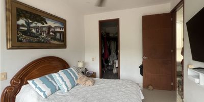 ¡Tu nuevo hogar te espera en Cartagena! Apartamento en venta – Laguna Club

Descubre el equilibrio perfecto entre confort, exclusividad y naturaleza en este espectacular apartamento de 134 m², ubicado en el exclusivo Laguna Club, Cartagena.

✨ Características destacadas:


 
 2 amplias alcobas con excelente iluminación natural
 
 
 Estudio independiente, ideal para oficina o tercera habitación
 
 
 2 baños completos
 
 
 Hermosa vista al lago, que podrás disfrutar todos los días
 
 
 Amplia zona social y cocina abierta
 
 
 Parqueadero de uso exclusivo
 


?️ Vive rodeado de tranquilidad, con acceso a laguna navegable, piscinas, zonas verdes, senderos ecológicos y seguridad 24/7.

? A solo minutos del centro histórico de Cartagena y con fácil acceso a la zona norte y al aeropuerto.

¡No pierdas la oportunidad de vivir en un entorno privilegiado!

? Contáctanos para más información o agendar tu visita.
