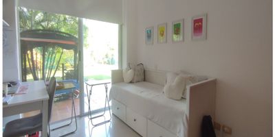 DOMUS INMOBILIARIA. VENDE. Invierte en Cartagena. Apartamento en Laguna Club.
Primer piso con terraza y jardín amplio, en la zona de mayor valorización de la ciudad. Un inmueble con gran potencial para tu inversión y calidad de vida garantizada. No pierdas la oportunidad de crecer tu patrimonio en un sector privilegiado.

El exterior de la propiedad ofrece una gran variedad de servicios para total disfrute, como árboles frutales, área social, áreas turísticas, ascensor, cancha de baloncesto, cancha de futbol, cancha de tenis, centros comerciales, cerca zona urbana, club house, colegios y universidades, gimnasio, jardín, kiosko, lago, parqueadero de visitantes, parques cercanos, piscina, playas, portería/recepción, salón comunal, transporte público cercano, urbanización cerrada, vigilancia, vivienda multifamiliar, zona campestre, zona infantil, zona residencial, zonas deportivas, zonas verdes.

No esperes más y visita esta increíble oportunidad de adquirir esta propiedad, obtén todos los privilegios ofrecidos en este inmueble y disfruta de una vida plena.
