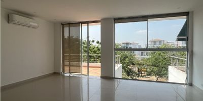 Descubre la oportunidad de vivir en uno de los exclusivos Condominios de la Zona Norte de Cartagena, Este espectacular dúplex se encuentra en Cartagena Laguna Club, una zona campestre rodeada de grandes lagos y exuberante vegetación. 

Ideal para familiar seguridad, tranquilidad y un estilo de vida inigualable.   Su ubicación estratégica te permite disfrutar de una hermosa vista al lago, creando un ambiente natural y sereno de pocos pueden experimentar.

El apartamento ha sido cuidadosamente mantenido y se encuenta en óptimas condiciones, listo para que tu y tu familia, se muden sin contratiempos, con dos amplias alcobas, la principal en el segundo nivel con dos terrazas. 

El Condominio no sólo se destaca por su belleza natural sino sino también por sus espacios recreativos y su hermosa área social.

Laguna Club se encuentra a 10 minutos del aeropuerto y a 15 minutos del Centro Histórico.

Invierte en tu futuro y el bienestar de tu familia, adquiriendo el inmueble de tus sueños.   
