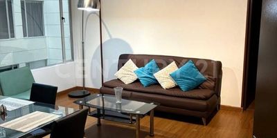 Este apartamento de 50 metros cuadrados ofrece una habitación independiente con baño privado y otro baño social para invitados. La sala-comedor es un espacio acogedor para compartir momentos con familiares y amigos. La cocina tipo americano está equipada con secadora y lavadora, y cuenta con un área de ropa para tender y organizar la ropa.

El edificio donde se encuentra ubicado el apartamento ofrece amenities como un gimnasio para mantener tu rutina de ejercicio y un salón social para eventos y reuniones.

Es importante destacar que el apartamento no cuenta con parqueadero ni depósito, por lo que es algo a considerar si necesitas estos espacios adicionales.