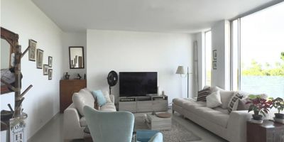 DOMUS INMOBILIARIA. Vive en la majestuosa Cartagena de Indias, en un apartamento de ensueño disponible para la venta. Este inmueble te ofrece una experiencia única en una de las ciudades más hermosas y turísticas de Colombia.

Este apartamento cuenta con todo lo que necesitas para tu comodidad y bienestar. Tanto el área terreno como la construida y privada tienen la misma medida, ofreciéndote amplios espacios en los que puedes desarrollar tu vida diaria de manera cómoda y sin restricciones.

Este inmueble cuenta con 3 alcobas más la alcoba del servicio con baño, ideales para disfrutar de una mayor privacidad en tu hogar. 

Podrás disfrutar de una amplia zona social, ascensor, plazas comerciales, colegios y universidades, gimnasio y parqueadero para visitantes.

Vive rodeado de comodidades, elegancia y buen gusto en este apartamento ubicado en una de las ciudades más encantadoras de Colombia. No pierdas la oportunidad de tener todo lo que siempre has soñado en tu nuevo hogar. ¡Contáctanos ahora mismo y conoce más detalles de esta increíble propiedad!
