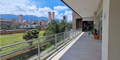 Se vende local en unidad cerrada con un área de 16,99m2, cuenta con baño y aire acondicionado; además la unidad ofrece ascensor. Queda sobre la avenida el Poblado, cerca a la vaquita y al parque principal de Sabaneta, Predial - 900.000, Administración - 300.000 ¡Contáctanos para mas información!
