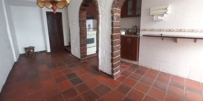 Se vende hermosa casa ubicada en un sector residencial tranquilo y cómodo. Esta propiedad de 105 m² construidos distribuidos en 5 niveles, ofrece un diseño funcional y espacios bien aprovechados, ideal para familias que buscan comodidad y amplitud.

Cuenta con:  4 habitaciones con excelente iluminación natural, 2 baños completos, Garaje privado, Patio interno, perfecto para zona de ropas o espacio adicional, Cocina amplia y zona social acogedora. Ubicada cerca de vías principales, transporte público, colegios y comercios, esta casa es la combinación perfecta entre ubicación, confort y precio. Cod: 4946