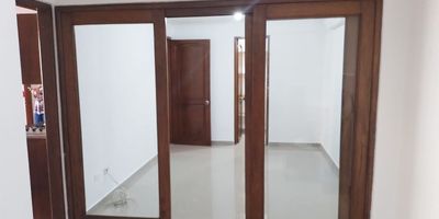 Apartamento exterior en arriendo en el sector Las Acacias, cerca a Av. 80, Éxito de Laureles, Mall Laureles, parques, facil acceso a rutas de transporte publico  y servicios complementarios. Piso en porcelanato, sala comedor, 2 alcobas, baño, cocina integral abierta, y parqueadero cubierto. Edificio sin ascensor. Inmuebles sujetos a verificación de disponibilidad.
