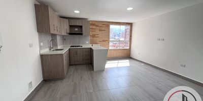 Arriende este apartamento en Sabaneta, Antioquia, barrio San Joaquín. Este inmueble ofrece 60 m² con 2 habitaciones y 2 baños. Ubicado en el 8º piso, se distingue por sus excelentes acabados, gran luminosidad y el servicio de vigilancia. Su estratégica posición a dos cuadras del Parque de Sabaneta facilita el acceso a todo tipo de servicios y comercio. Canon de arriendo: $1,900,000. Si busca un apartamento para arriendo en Sabaneta, esta es una gran opción. Contáctenos para más información o para programar su visita por WhatsApp, pida que le contacten o consulte nuestros teléfonos.