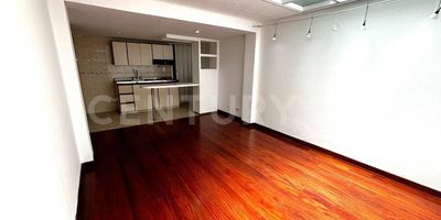 Te presento este apartaestudio con ambientes separados, 1 habitacion y baño con ducha electrica , sala-comedor cocina abierta con cocineta y zona de lavanderia independiente. El apartaestudio cuenta con 1 parqueadero descubierto y esta ubicado en el primer piso a nivel de parqueadero. 
El edificio no cuenta con ascensor.