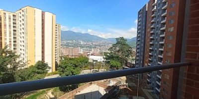 Moderno apartamento de 63 m2, distribuido en 3 habitaciones. La alcoba principal cuenta con baño privado, mientras que las otras dos habitaciones, con clóset, comparten un baño completo que también funciona como baño social.

El inmueble ofrece estar de alcobas, zona de ropas, balcón, parqueadero y cuarto útil.

Una excelente opción para estrenar vivienda en un sector con gran proyección.