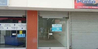 Los Robles - Estupendo local en zona comercial cuenta con baño y bahía de parqueo - Bancos - Heladería - Droguería.