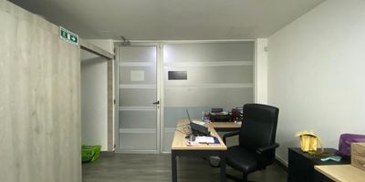 Oficina en arriendo cerca a supermercados, tiendas, hoteles, vías principales, acceso a rutas de transporte y servicios complementarios del sector. Piso en porcelanato, 2 espacios 1 baño, cocineta, cableado de red, techo cielo raso, aire acondicionado central y parqueadero cubierto. Conjunto cerrado con ascensor,  citofonia, bahia de parqueo, auditorio, baños comunales, planta electrica y vigilancia 24 hrs, inmuebles sujetos a verificacion de disponibilidad
