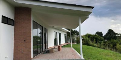 Casa campestre con excelentes espacios cuenta con 3 alcobas muy amplias, la principal con vestier baño, todos los cuartos tiene salida al jardín, 2 baños sociales, alcoba de servicio con baño, sala comedor, suelos en cemento pulido, cocina integral, parqueadero cubierto, deposito, puerta eléctrica, tele portero.
