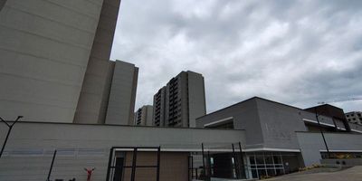 Edificio ubicado en un sector EXCLUSIVO del nuevo corredor universitario donde se desarrolla el municipios de puerto Colombia De ambiente fresco luz natural durante el día con espacios amplios dedicado para la familia. El apartamento se encuentra para estrenar. Cuenta con concina integral con mesón en granito pulido gabinetes inferiores, sala comedor, baños amplios, hall de alcoba área, de labores, balcón panorámico. El conjunto ofrece piscina, gimnasio, salón social, parque infantil, amplias zonas verde.