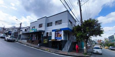 Se arrienda local amplio en el sector de Invico – Pereira

Se ofrece en alquiler excelente local comercial ubicado en el reconocido sector de Invico, en la ciudad de Pereira. El inmueble cuenta con una área construida de 110 m², distribuidos estratégicamente para ofrecer funcionalidad y comodidad.

Ubicado en un segundo piso esquinero, lo que garantiza mayor visibilidad y buena iluminación natural, este espacio es ideal para oficinas, centros de capacitación, academias o diferentes tipos de emprendimientos.

Distribución:


 
 Un salón amplio principal, ideal para área de atención al cliente o espacio de trabajo abierto.
 
 
 Dos espacios adicionales que pueden ser utilizados como oficinas privadas, bodegas u otras necesidades.
 
 
 Cocineta funcional.
 
 
 Baño independiente.
 


Su ubicación estratégica permite fácil acceso al transporte público y cercanía a zonas residenciales y comerciales.
