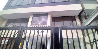 Edificio comercial de cuatro pisos, frente diez metros por veinte de fondo, tiene once oficinas y baterías de baños, terraza de sesenta metros, ubicado en el sector de park way, cerca clínica palermo, a una cuadra de la calle cuarenta y cinco, ideal para instituciones públicas, entidades de servicios de salud.