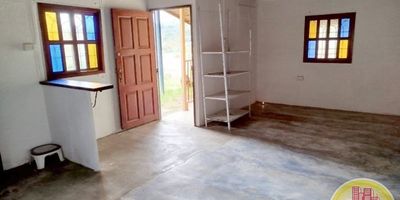 Código 2511. 1° Piso en edificación de 1 piso. Acceso al inmueble: Directo a la vía, sendero peatonal. El lote cuenta con dos edificaciones, una casa de 90 metros: Consta de 4 habitaciones, 1 baño, sala comedor, cocina semi integral con barra, zona de ropas, cuarto útil y chimenea. Casa prefabricada de 45 metros: Consta de 2 habitaciones, 1 baño, sala comedor, cocina semi integral con barra, zona de ropas y balcón con vista panorámica. El terreno cuenta con poso séptico con área de huerta, arboles frutales, el agua es comunal. Terreno con acceso vehicular. A tan solo 5 minutos del aeropuerto José María Córdoba. Precio negociable.