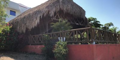 Turbaco - Bolivar

Hermosa casa finca de dos pisos la cabaña de madera con sala comedor cocina y baño en el primer piso y en el segundo piso tiene dos habitaciones cada una con su baño interno además tiene su Jacuzzi y completamente dotada.

Tiene lavadora y muebles de la cabaña y mobliario para el kiosko, nevera, sofa cama.Incluye 3 aires acondicionados. 

Ideal para Aibnb

 9481330.

