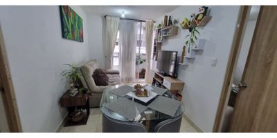 Apartamento en venta con vista a la cordillera – Avenida 19, Armenia

Se vende hermoso apartamento en piso 11, con una vista privilegiada hacia la cordillera. Cuenta con: 2 alcobas, la principal con balcón, Sala comedor con balcón, Cocina integral, Baño social, Zona de ropas, Depósito y parqueadero privado, Muebles empotrados para TV y biblioteca, Crédito hipotecario vigente con Banco de Bogotá.
Ubicado en un moderno condominio sobre la Avenida 19, que ofrece excelentes zonas sociales: piscina, cancha deportiva, juegos infantiles, salón social, portería y vigilancia 24/7.¡Una excelente oportunidad para vivir o invertir!
