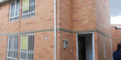 casa en bosa porvenir, de 2 plantas. Primera planta sala comedor cocina, patio. Segunda planta dos habitaciones y baño. Iluminada en conjunto cerrado, y con parqueadero de uso comunal.