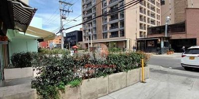 Excelente inmueble adaptable como Local Comercial o Bodega comercial área  total 324 metros, Altura 3,50 metros, cuadrados , Frente 3.90 de entrada x aprox. 40 de fondo, apto para parqueadero hasta de 12 vehículos mas bicicletas  Calle 93 con carrera 15 sector tráfico peatonal y vehicular cerca a notarias, oficinas, restaurantes. Tiempo de contrato inicial máximo dos años valor por metro cuadrado inferior al promedio de la zona para que el arrendatario pueda hacer adecuaciones locativas y necesarias que requiera . Informes Claudia Morales