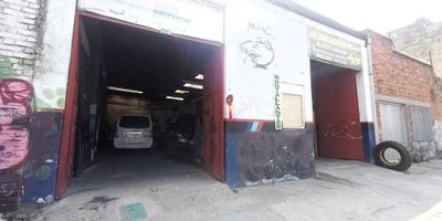 (19936) BODEGA EN BARRIO SAMPER MENDOZA. Ubicada en un sitio muy central de la ciudad, cra 19 con 22. Con lote de 210m2 y área construida de 199m2. Son 10m2 de frente por 18.5m2 de fondo por el sur y 23.5 m2 por el norte. Actualmente es un taller mecánico. Zona comercial con buen acceso de transporte público y cercanía a vías como la carrera 19a y calle 23.