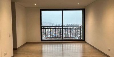 (19944) LINDO APARTAMENTO ESQUINERO CON EXCELENTE VISTA A LOS CERROS ORIENTALES EN COMPLETO CLUB HOUSE. Ubicado en piso 17 exterior, muy bien distribuido y muy moderno. Amplia zona social con balcón, cocina abierta y zona de lavandería ventilada. Tres habitaciones, la principal con baño privado, baño para las alcobas auxiliares y baño social. Se puede volver a habilitar estudio que se unió a la habitación principal. Tiene 2 parqueaderos cubiertos e independientes y depósito a nivel del primer piso. Conjunto con sala de belleza, gym, salones comunales, salas de coworking, parques infantiles, salas de lectura, teatrino, squash, piscina, jacuzzi, salón de juegos para niños, parqueaderos de visitantes, vigilancia 24/7. Cercanía a la calle 153 y 170, ubicado a una cuadra de la cra. 7; supermercados, transporte público, colegios, clínicas y todo al alcance de su mano.