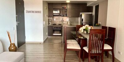 (19945) BONITO APARTAMENTO EN COMPLETO CLUB HOUSE EN BARRANCAS. Cuarto piso con vista a la zona social del conjunto. Lindos acabados y excelente distribución. Cocina abierta, cómoda zona social con salida a balcón de buen tamaño. Zona de lavandería independiente y ventilada. Cuenta con tres habitaciones y estudio independiente, con entrada directa del sol de la tarde y vista exterior. Habitación principal con baño privado y vestier, baño para alcobas auxiliares y baño social. 2 parqueaderos cubiertos e independientes y depósito. Conjunto con sala de belleza, gym, salones comunales, salas de coworking, parques infantiles, salas de lectura, teatrino, squash, piscina, jacuzzi, salón de juegos para niños, parqueaderos de visitantes, vigilancia 24/7. Cercanía a la calle 153 y 170, ubicado a una cuadra de la cra. 7; supermercados, transporte público, colegios, clínicas y todo al alcance de su mano.