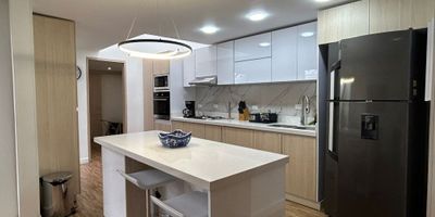 (19972) LINDA CASA TOTALMENTE REMODELADA EN CEDRITOS - Estupenda y moderna casa con terraza interior y salida posterior a parque. Remodelada con muy buen gusto. Dos niveles. Primer nivel amplia zona social con chimenea a gas, comedor independiente con salida a linda terraza; cocina abierta, baño social, cuarto y baño de servicio o cuarta habitación. Salida trasera directa a parque. Segundo nivel, tres habitaciones, estar de alcobas y estudio, además de altillo. Baño para las alcobas auxiliares y baño en habitación principal. Cuenta con dos parqueaderos cubiertos en línea. Cercanía a parques, sector comercial y bancario, centros comerciales. Vías de acceso como la Cra 7, Cra 9, Cra 15, calle 145, calle 157, calle 140. Facilidad de transporte público.