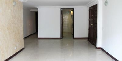 (20026) APARTAMENTO PARA RENOVAR A SU GUSTO EN EL CHICÓ. Ubicado en primer piso exterior sobre calle tranquila. Amplio, con buenos espacios y distribución. El apartamento cuenta con generosa zona social, tres habitaciones, la principal con baño privado. Dos baños completos adicionales. Un patio o terraza interna cubierto que puede ser utilizado como estudio o family room. Cocina cerrada con zona de lavandería. Un parqueadero cubierto e independiente y depósito. El edificio tiene 11 apartamentos, cuenta con vigilancia 24 horas. La parte exterior es zona azul para parqueo. Cercanía a transmilenio, droguerías, sector comercial y bancario. Vías de acceso como la calle 100, AV. NQS, calle 19, calle 94 y autopista, SE PERMUTA POR APTO EN BOGOTÁ, BIEN UBICADO, HASTA 750 MILLONES.
