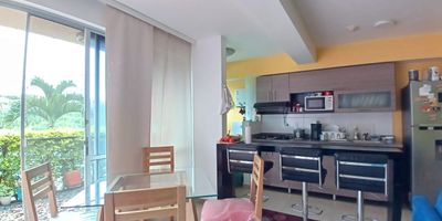 Apartamento en Venta en Corales en unidad cerrada, cerca a restaurantes, rutas de transporte público y servicios complementarios de la zona. Cuenta con salacomedor, pisos en cerámica, hall de alcobas, dos habitaciones, dos baños, cocina integral tipo americano en mesón de granito, estufa, calentador a gas y zona de ropas. La unidad posee de dos parqueaderos cubiertos, piscina, gimnasio, salón comunal, sauna turco, parques infantiles, placa polideportiva y zonas verdes. Además cuenta con circuito cerrado de tv, vigilancia y portería las 24 horas. Inmueble sujeto a verificación de disponibilidad. Venta Corales Pereira