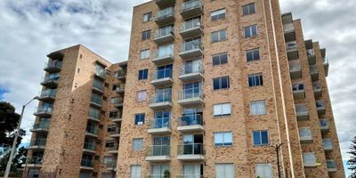 (19979) LINDO APARTAESTUDIO AMPLIO Y MUY ILUMINADO EN CONJUNTO CERRADO CERCA AL CLUB DE LOS LAGARTOS - Ubicado en séptimo piso exterior, con habitación totalmente independiente con balcón y baño privado. Amplia zona social, cocina abierta, zona de lavandería independiente y ventilada, baño social. Cuenta con 1 parqueadero cubierto e independiente y un depósito. El conjunto cuenta con piscina, gimnasio, zona de bbq, cancha de squash, parque infantil y parque para mascotas, minimarket, vigilancia 24 horas. Ubicado en la vía que va desde la Av. Boyacá con 127 y que termina en la Av. Ciudad de Cali, obra en construcción que va a quedar doble calzada, lo que valorizará el inmueble aún más. Transporte público pasa al frente.