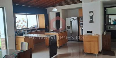 Vendo casa-finca en Guarne, vereda La Clarita, área del lote  3453 m² y construida 309 mtrs2, con 5 alcobas, 5 baños, 5 closet, sala comedor, cocina integral, y parqueadero para 3 vehículos, cerca a la autopista Medellín-Bogotá, aeropuerto JMC, buenas vías de acceso, matrícula independiente.Vende Activos y Bienes, Inmobiliaria experta en administración, arrendamiento y venta de apartamentos, casas, locales, bodegas y oficinas en el Oriente Antioqueño, Medellín y toda el área Metropolitana. Información sujeta a cambios. Las imágenes de muebles, enseres, decoración y demás elementos son una referencia.