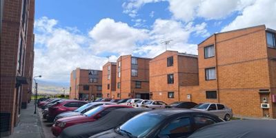 Apartamento en parque campestre 5 venta de 60m2, con vista interior, ubicado en un 6to piso (Torre 4 Apto 603), acceso por escaleras, parqueadero comunal. Consta de 3 habitaciones, 2 baños, sala comedor, cocina integral y zona de lavandería. Tiene piso cerámico en todas sus zonas. El conjunto cuenta con salón comunal, parque infantil, zonas verdes y vigilancia privada las 24 horas. Cerca a centro comercial Parque Campestre; cerca a tiendas y supermercados de barrio; cerca a colegio Institución Educativa Liceo Satélite; cerca a paradero de transporte publico e intermunicipal; Vías de acceso por la Carrera 16 y Calle 7 Sur. NID 34201545308
