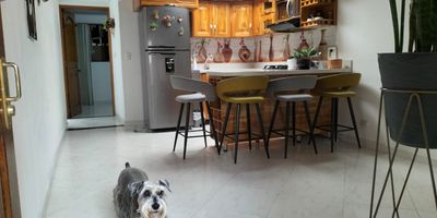 Arriende este cómodo apartamento en Sabaneta, Antioquia. Ubicado en el barrio ENTRE AMIGOS, ofrece 2 habitaciones y 2 baños completos. Cuenta con un área construida de 76 m² y 1 parqueadero. Este inmueble de estrato 4, con 12 años de antigüedad, se encuentra en una zona de fácil acceso. El canon de arriendo es de $2.300.000. Para conocer este apartamento en Sabaneta o solicitar más información, use whatsapp, quiero que me contacten o ver teléfonos.