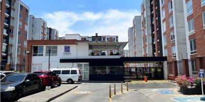 Se vende apartamento al sur de la ciudad de Cali, valle del Lili, Conjunto residencial San Miguel, tercer piso, El apartamento cuenta con 91 metros construidos, distribuidos en tres habitaciones, dos con clóset, principal con Vestier y baño privado, baño social, cocina integral con acabados de lujo, sala comedor y zona de oficio aparte, balcón amplio, parqueadero propio en sótano, las zonas comunes más amplias del sector, cuenta con piscina para adultos, piscina para niños, turco, sauna, salón social, gimnasio, juegos infantiles, dentro del condominio. cancha múltiple grande, tiene unas grandes bahías de parqueo para tus visitantes. cerca de avenida ciudad de cali, Cod. 9447101
