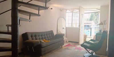 Casa en arriendo en unidad cerrada cerca a supermercados, restaurantes y servicios complementarios. Piso en porcelanato y madera, dos niveles, sala comedor, estudio, 2 alcobas, 2 baños, cocina integral cerrada tipo americano, y  zona de ropas. Conjunto cerrado con salón social, parques infantiles, placa polideportiva, zonas verdes, vigilancia 24 hrs y circuito cerrado de tv. Inmuebles sujetos a verificación de disponibilidad.