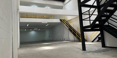 BODEGA en unidad cerrada de La Estrella Con área de 800m², distribuidos así: 1er piso  460m2, oficinas 85 m² comedor 20m²  nivel 2 piso reforzado 200m²  capacidad de energía 75KVA, acceso para camión, doble altura, portería 24/7, transporte público cercano estacion del metro con rutas integradas.