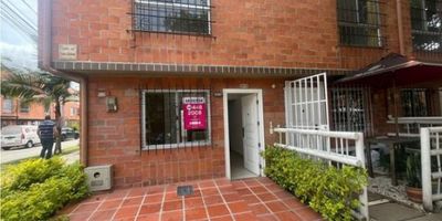 ✨ Arriendo Aparta estudio en Los Llanos – Rionegro ✨

? Ubicación: Barrio El Porvenir, sector Los Llanos – una zona residencial tranquila, segura y con excelente acceso a transporte y servicios.

? Características del Apartamento:


 
 Habitación: 1 habitación con amplio clóset ?️
 
 
 Baño: 1
 
 
 Cocina: Integral de gas ?
 
 
 Zona de ropas: Patio funcional ?
 
 
 Sala: Espacio acogedor y luminoso ?️
 
 
 Área: 45 m²
 
 
 Piso: 3
 
 
 Estado: Renovado
 
 
 Servicios: Energía, agua y luz compartidos con primer y segundo piso ⚡?
 


? Entorno y Servicios Cercanos:
El apartamento está ubicado en una zona con excelente oferta educativa, comercial y de transporte:


 
 ? Colegios cercanos: Colegio El Concejo y Colegio Eduardo Uribe Botero.
 
 
 ? Centros infantiles: CDI Linda Granja.
 
 
 ? Compras: A pocos minutos de supermercados, tiendas de barrio y farmacias.
 
 
 ? Servicios veterinarios: Cercanos y de fácil acceso.
 


? Transporte y Conectividad:


 
 Rutas de transporte municipales e intermunicipales con paraderos cercanos al inmueble.
 
 
 Conexión directa hacia el Centro de Rionegro, San Antonio de Pereira, Llano Grande y Medellín.
 
 
 A pocos minutos de vías principales como la Autopista Medellín–Bogotá y la vía al Aeropuerto José María Córdova ✈️.
 


? ¡Contáctanos para más información o agendar tu visita hoy mismo!
