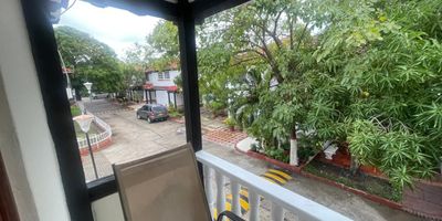 Venta de casa en Cartagena, Bolívar, sector Crespo. Esta propiedad de 147 m² construidos, distribuida en dos pisos, ofrece 4 habitaciones y 4 baños. Cuenta con 1 parqueadero y tiene una antigüedad de 10 años. Ubicada en estrato 5, es una excelente opción para quienes buscan una casa en Cartagena. Para conocer más detalles o agendar una visita, contáctenos vía WhatsApp, a través de la opción Quiero que me contacten o Ver teléfonos.