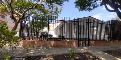 Se Alquila casa remodelada en Vipasa, perfecta para vivienda o negocio
Se alquila casa totalmente remodelada para estrenar en el barrio Vipasa.
La propiedad cuenta con 3 habitaciones (si es para vivienda se instalan los closet) , 2 baños, sala comedor con patio interno, cocina integral abierta, sala auxiliar, zona de ropas con patio, cuarto útil de almacenamiento, jardín y parqueadero para 3 vehículos, todo pensado para ofrecer privacidad y confort.
Gracias a su excelente distribución y ubicación estratégica, esta casa es perfecta tanto para vivienda familiar como para uso comercial de empresas, consultorios, oficinas o coworking. El sector se caracteriza por su tranquilidad y entorno natural, con un gran parque cercano que aporta frescura y calidad de vida, además de contar con excelentes vías de acceso y cercanía a diferentes locales comerciales.
Puntos Cercanos de Interés: Centro Comercial Plaza Norte, Éxito de la Flora, Orquideorama, Supermercados, Droguerías, Estaciones de Servicio, Restaurantes, Panaderías, Bancos, Gimnasios, entre otros.
Una oportunidad única de estrenar en una de las zonas más valoradas de la ciudad.
¡Contáctanos para más información y agendar tú visita!