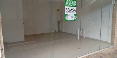  ¡TU NEGOCIO EN EL MEJOR PUNTO DE RIONEGRO! Local en Arriendo  Centro Comercial Exclusivo en El Porvenir¿Buscas visibilidad, tráfico constante y un entorno comercial de alto nivel?¡Esta es tu oportunidad! Ubicación privilegiada en uno de los sectores con mayor crecimiento y proyección de Rionegro  El Porvenir. Rodeado de marcas reconocidas, oficinas, restaurantes y alta afluencia de público. Área construida 29 m Canon mensual $3.200.000 ¡INCLUYE administración! Ideal para boutiques, tecnología, servicios, salud, estética y más. Seguridad 247 Parqueaderos Alta circulación peatonal ¡Listo para ocupar! Contáctanos ahora y asegura tu espacio en uno de los centros comerciales más exclusivos del oriente antioqueño.