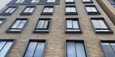 Edificio nuevo con ginnasio zona de asados, jacuzzi, recepción ,lavanderia , parqueadero visitantes, salon de estudio, salon de reuniones, porteria chut de basuras, tiene lo basico si quieren remodelar, libre de deuda.