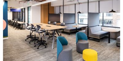 Se arriendan oficinas modernas en ubicación estratégica y con fácil acceso a vías principales

Este espacio corporativo ofrece un área total de 2.885,72 m², distribuidos en tres pisos completos y dos medios pisos, con posibilidad de conservar la mayor parte del mobiliario existente.

Características principales:


 290 puestos de trabajo y 23 salas de reuniones, además de 16 salas individuales para entrevistas o trabajo privado
 58 parqueaderos para usuarios y visitantes.
 Espacios de bienestar como cafetería con capacidad para 140 personas, terraza con BBQ, microondas, áreas de descanso y duchas.
 Bicicleteros y parqueaderos de bicicletas.
 Áreas privadas y de apoyo: salas de juntas, brainstorming, meeting boxes, auditorios y cuartos técnicos (eléctrico, de datos y almacenamiento).

