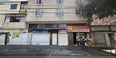 Gespron alquila apartamento en el sur de la ciudad, barrio santa elena , SEGUNDO piso, consta de sala comedor iluminado, ventilado, amplio, cocina tradicional con mueble superior e inferior, con mesón en baldosa , tiene DOS habitaciones, la principal con closet con baño completo, mas otra habitacion pequeña que puede utilizarce como estudio, adicional baño social, zona de ropas con patio abierto enrejado, lavadero, SERVICIO PUBLICOS INCLUIDOS, Cerca a chritus sinergia de la autopista, cerca a hoteles, almacenes de cadena y supermercados como super inter, zona residencial y muy comercial, Perfecto para vivir excelente ubicación estratégica de la ciudad, con transporte público cerca. que esperas, llama ya!! 8852929