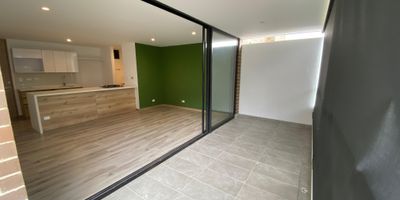 En el sector de La Maria en El Retiro, encontramos este conjunto de 4 pequenas torres que conjugan con la naturaleza. En donde tenemos para ti, este inmueble listo para ti con 2 habitaciones y 2 banos. 78m2 para que disfrutes de la comodidad de vivir en el campo a solo 1.9km del mall Carabanchel, la unidad cuenta con exclusivas zonas comunes para el disfrute de todos, salon social - coworking con zona BBQ, zona de majases, sauna, turco, jacuzzi, gimnasio, sendero natural, plazoleta y parque infantil. No dejes pasar la oportunidad y escribenos para agendar tu cita!