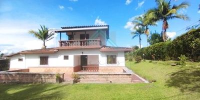Arriendo de casa en Rionegro, Antioquia, en el apacible sector Cuatro Esquinas. Esta casa finca dispone de 3 habitaciones, 3 baños y 1 parqueadero. Ofrece 130 m² de área privada en una amplia construcción de 800 m². Con solo 3 años de antigüedad, el inmueble se sitúa en un entorno tranquilo, rodeado de hermosos paisajes naturales, ideal para disfrutar de la paz del campo. El canon de arriendo es de $3.000.000. Si desea conocer más sobre esta casa en arriendo en Rionegro, contáctenos por WhatsApp, solicite que le contacten o revise los teléfonos disponibles.
