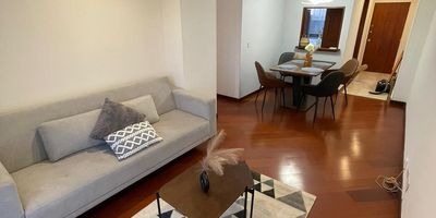Apartamento amoblado en arriendo, ubicado en exclusivo sector de Salitre, en una zona residencial tranquila y rodeada de amplias zonas verdes. Su estrategica ubicacion le permite estar cerca al Terminal de Transporte, importantes centros comerciales como Salitre Plaza y Plaza Claro, ademas de reconocidas clinicas como la Clinica Colombia.
Cuenta con excelentes vias de acceso como la Avenida La Esperanza, Avenida El Dorado, Avenida 68 y Avenida Boyaca, que facilitan la movilidad hacia cualquier punto de la ciudad. Asi mismo, disfruta de un maravilloso transporte publico con cercania a la estacion de TransMilenio.
Ideal para quienes buscan comodidad, ubicacion privilegiada y un entorno residencial de alta valorizacion.
Contactanos para agendar tu cita.