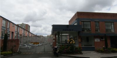 Acogedora casa en venta, 87 M2 de 3 niveles y altillo, 3 habitaciones, 2 baños completos y baño social, estudio. Pisos en laminado y porcelanato. Un parqueadero independiente descubierto y dos áreas para depósito. Primer Nivel: Sala comedor, baño social con depósito bajo la escalera, área multiuso, cocina integral, patio de ropas con techo corredizo. Segundo nivel: Dos alcobas con closet y un baño. Tercer nivel: Una alcoba con baño privado y closet, estudio, altillo y área para depósito. Excelente iluminación. Conjunto cerrado, estrato 3, zonas verdes, salón social.
